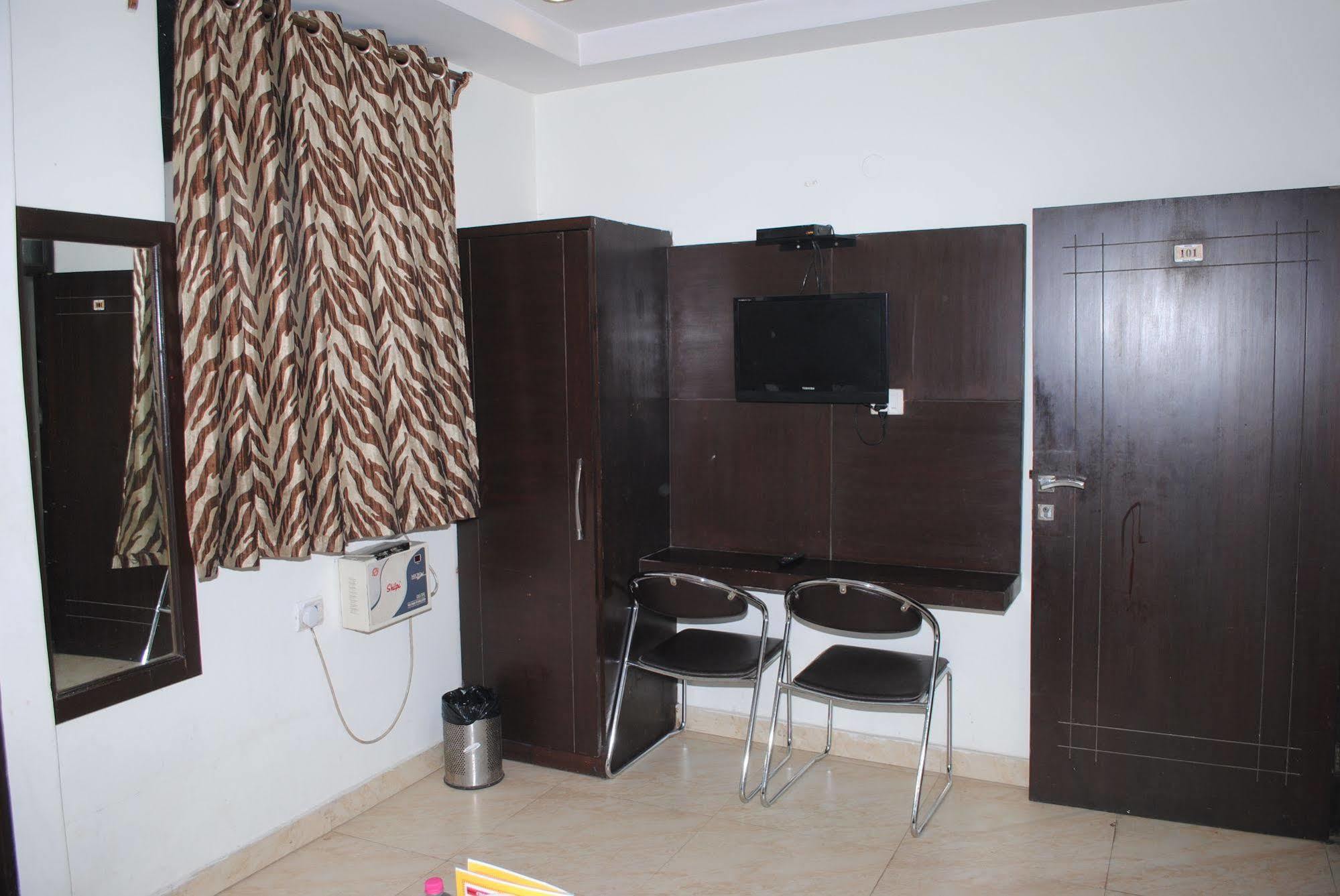 Hotel Seven Seas Inn New Delhi Exterior photo
