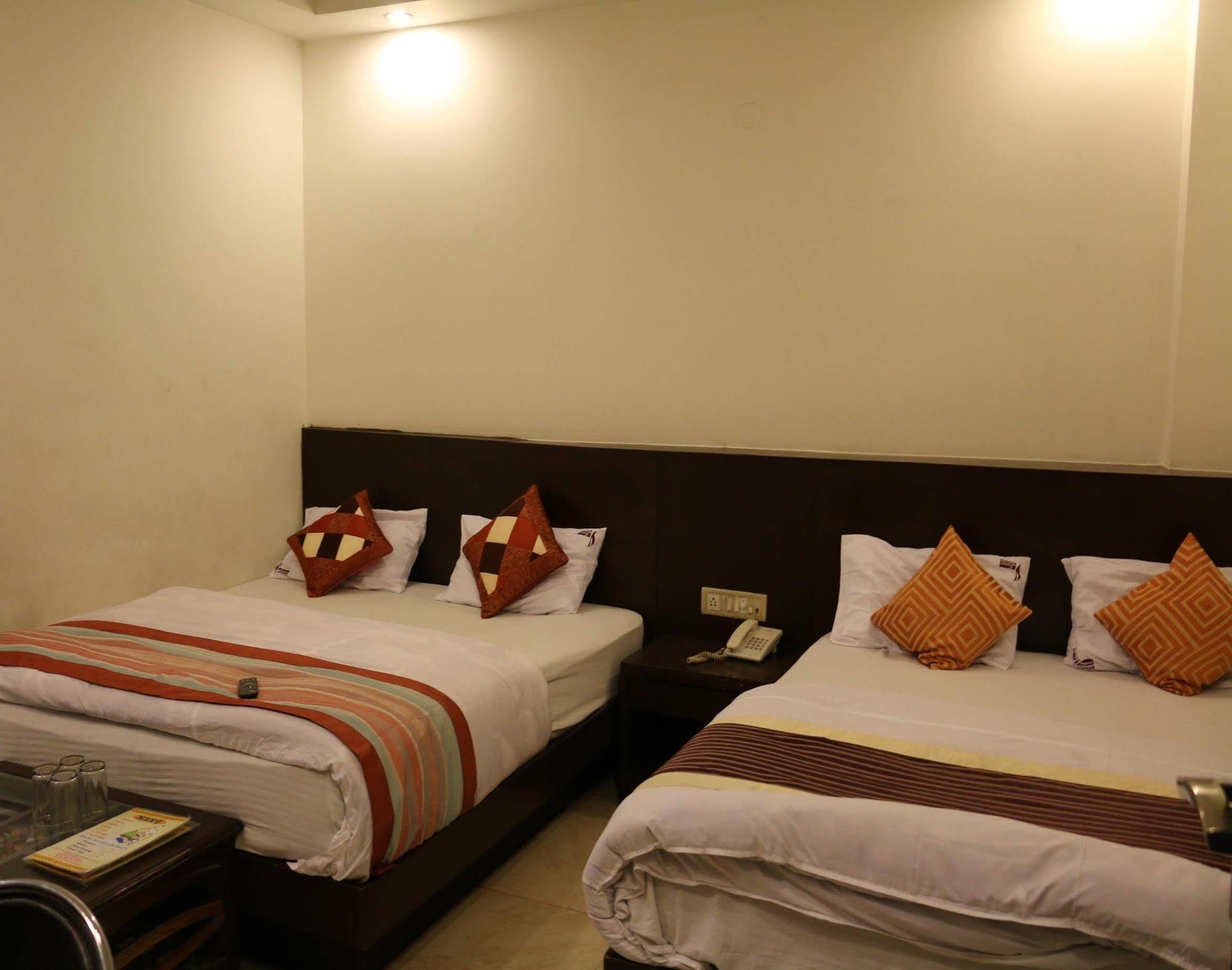 Hotel Seven Seas Inn New Delhi Exterior photo