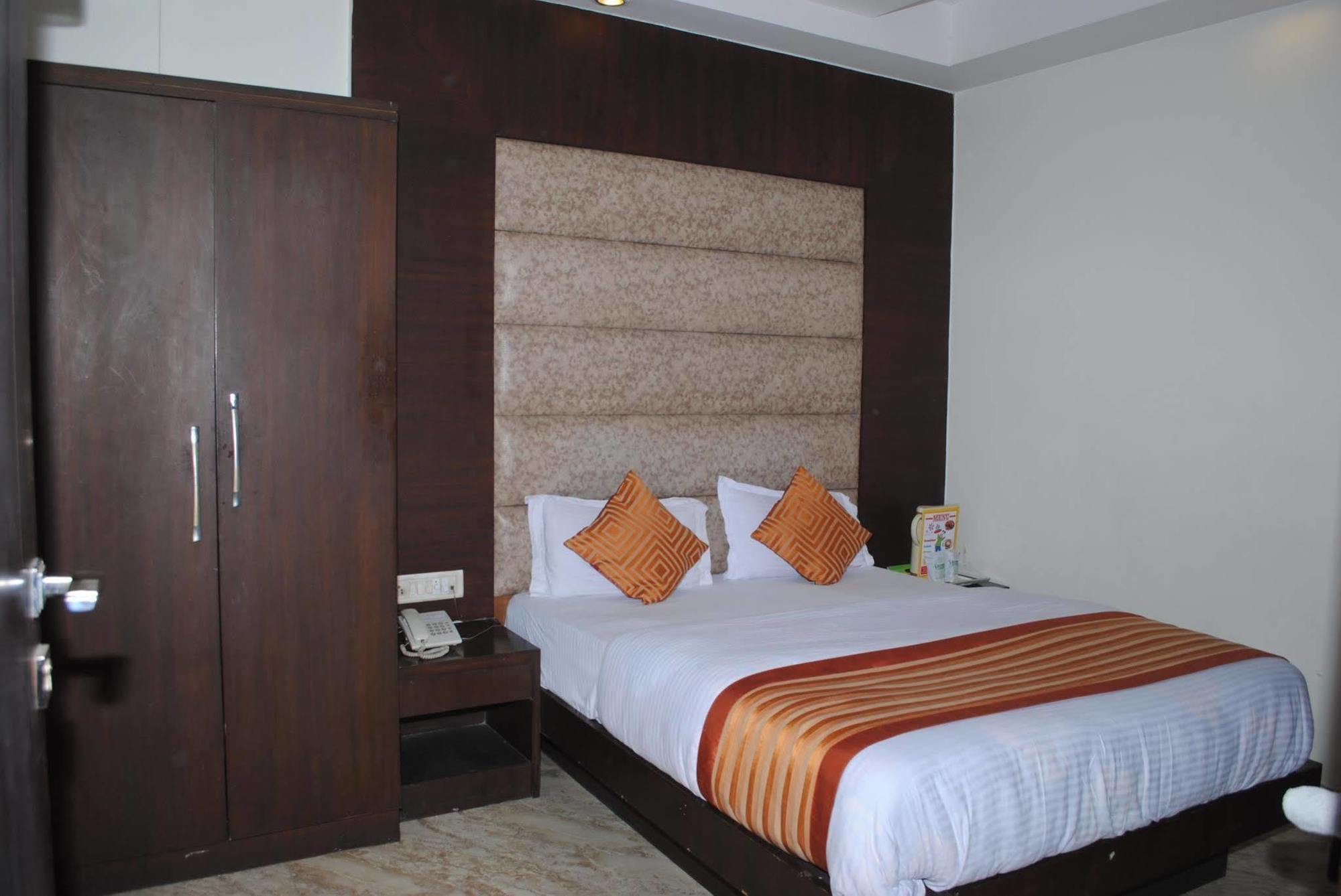 Hotel Seven Seas Inn New Delhi Exterior photo