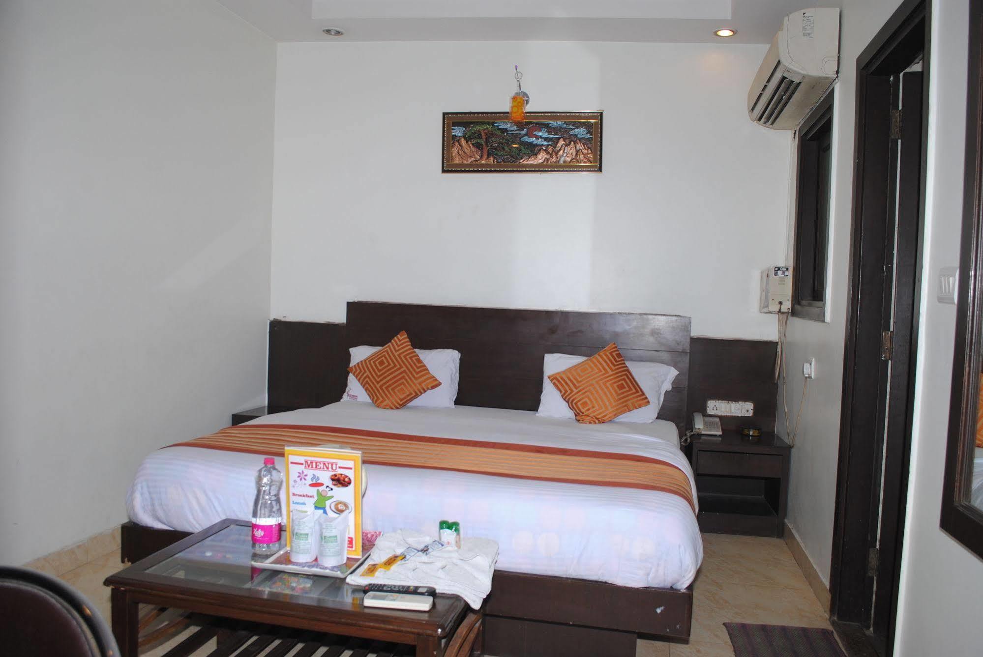 Hotel Seven Seas Inn New Delhi Exterior photo