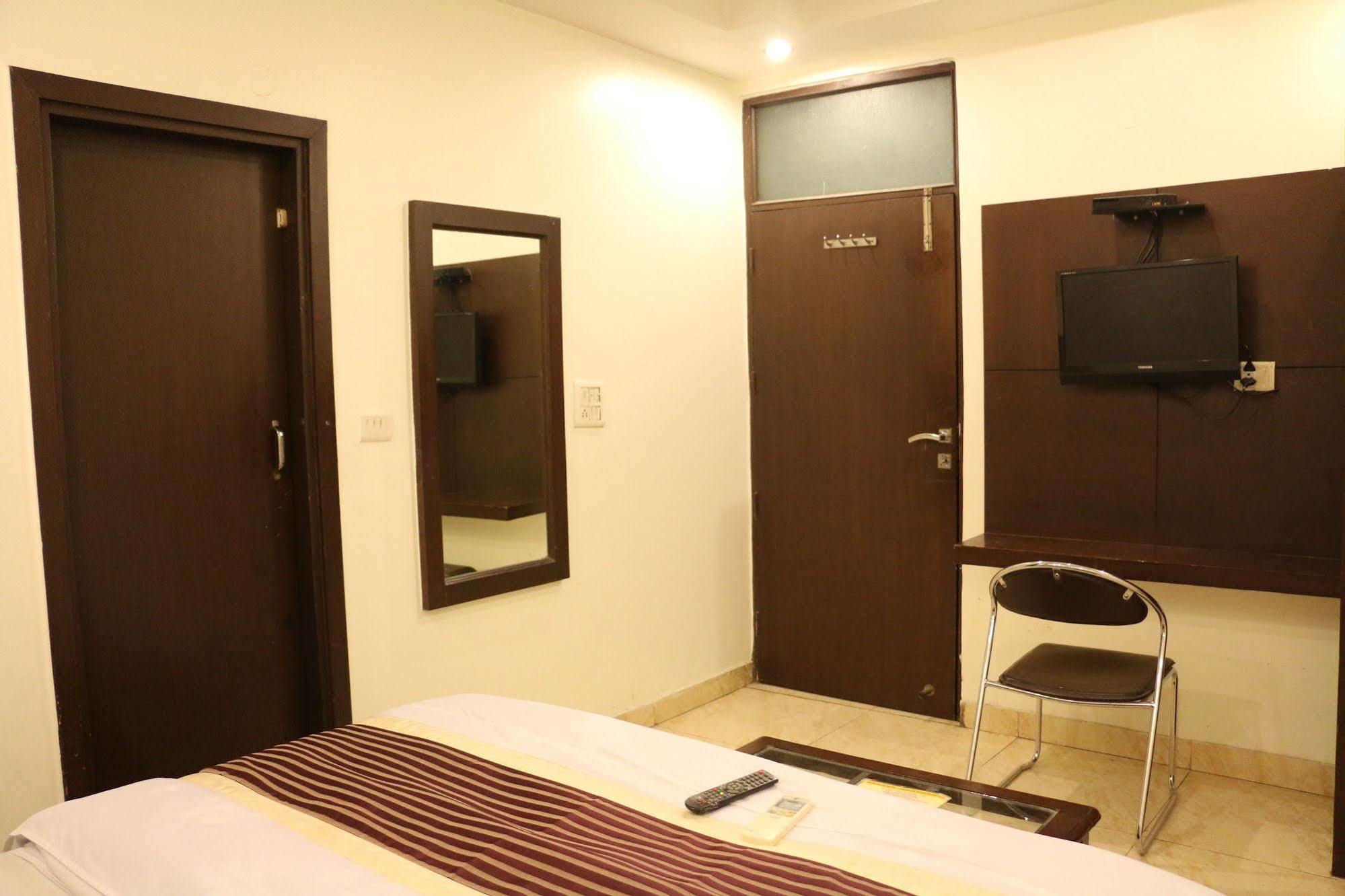 Hotel Seven Seas Inn New Delhi Exterior photo