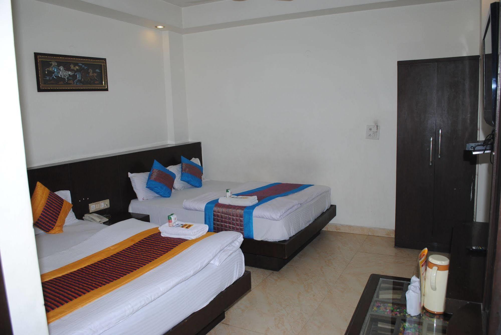 Hotel Seven Seas Inn New Delhi Exterior photo