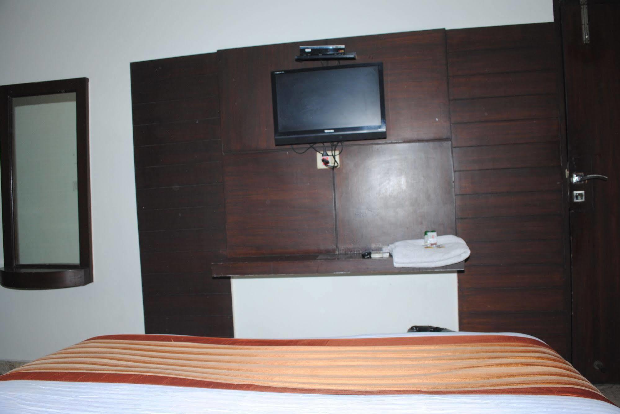 Hotel Seven Seas Inn New Delhi Exterior photo