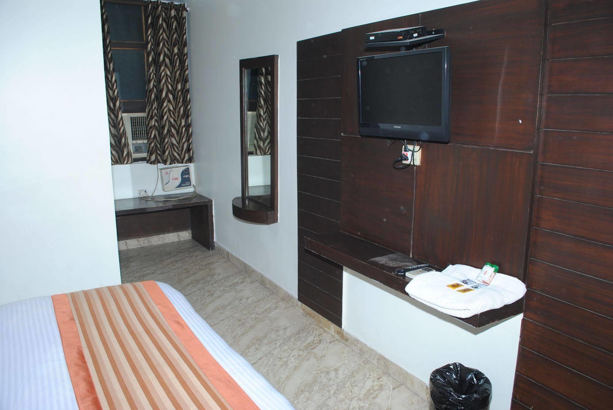 Hotel Seven Seas Inn New Delhi Exterior photo