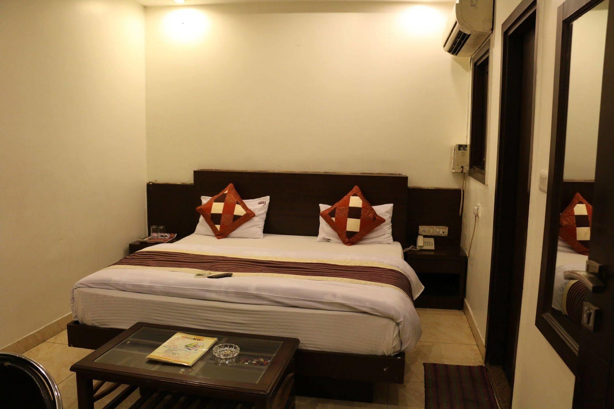 Hotel Seven Seas Inn New Delhi Exterior photo