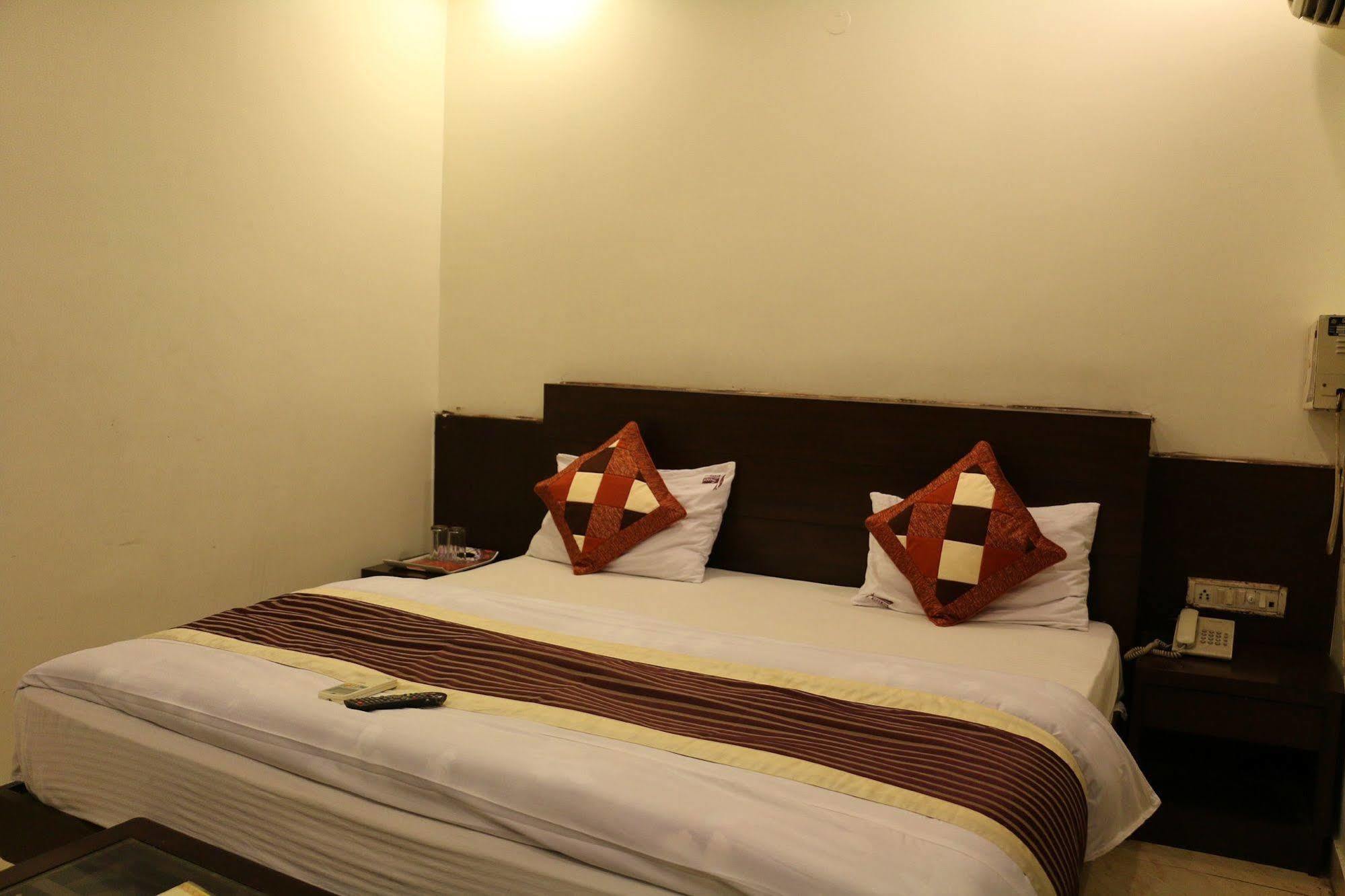 Hotel Seven Seas Inn New Delhi Exterior photo
