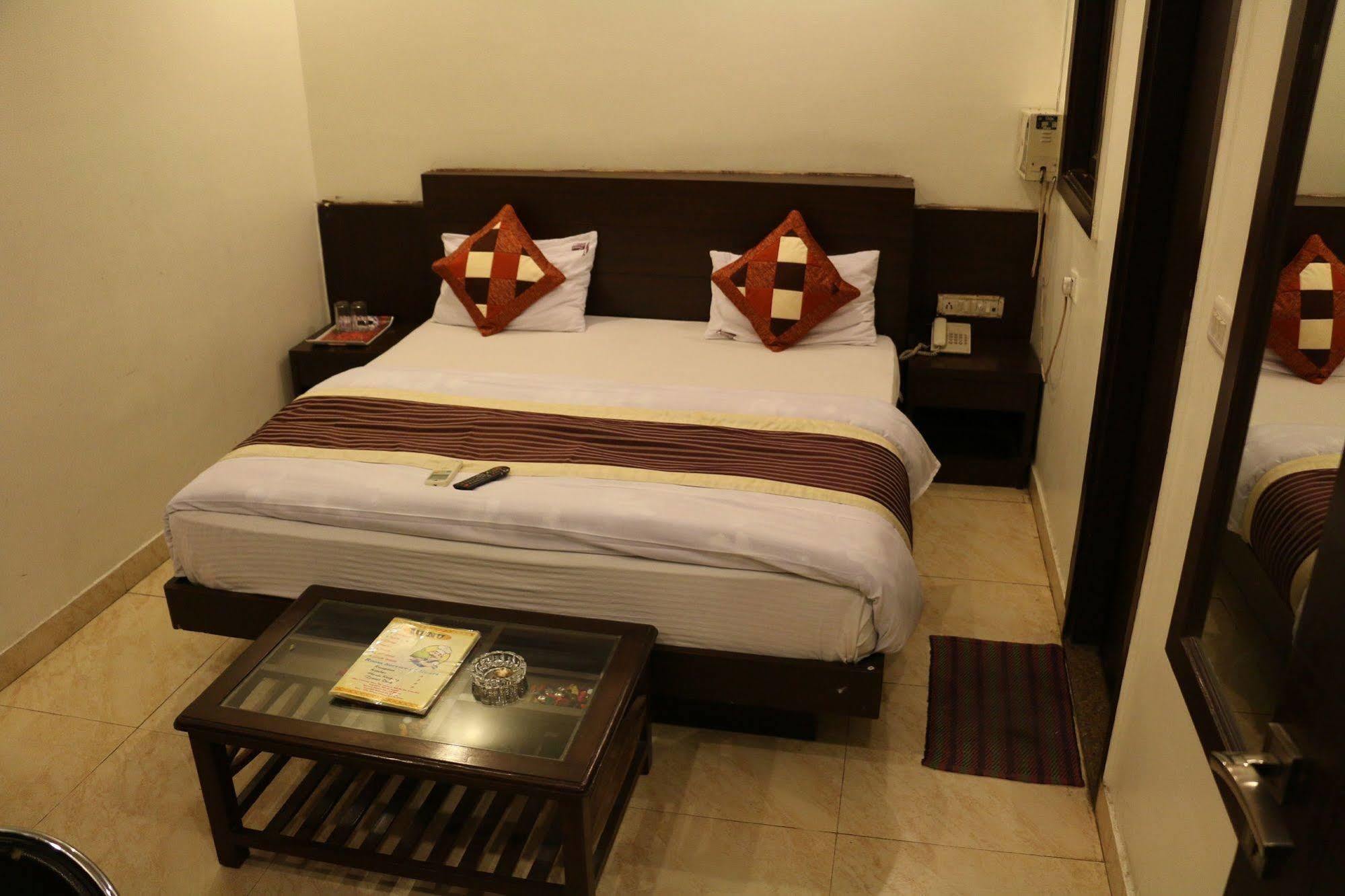 Hotel Seven Seas Inn New Delhi Exterior photo